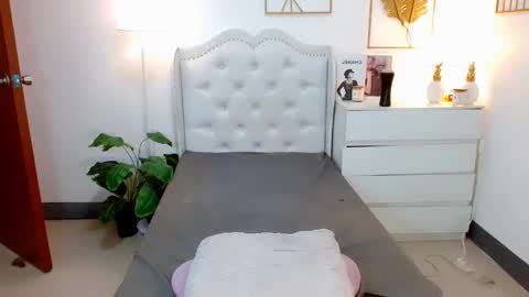 Snapshot of urfynestchina_doll chatting on March 11, 7:04 am Im your doll maica online show from March 11, 7:04 am