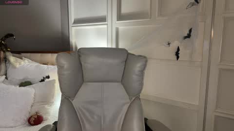 Snapshot of urlillshy chatting on November 1, 1:07 am Kristina online show from November 1, 1:07 am