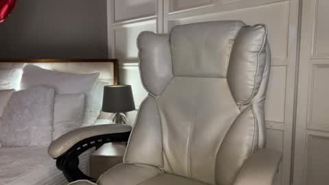 Snapshot of urlillshy chatting on December 5, 1:14 am Kristina online show from December 5, 1:14 am