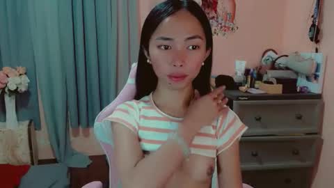 Snapshot of ursexy_michelle chatting on December 6, 4:58 am Your Future Michelle online show from December 6, 4:58 am