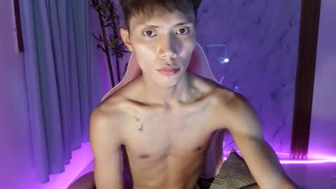 Snapshot of urtwink_jm chatting on April 7, 2:23 am mark online show from April 7, 2:23 am