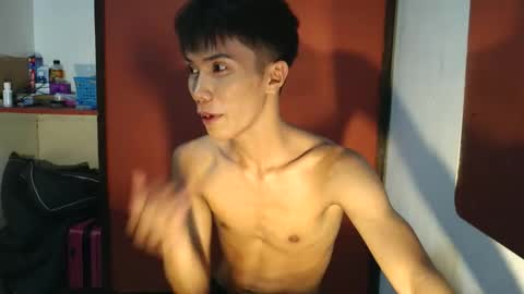 Snapshot of urtwink_jm chatting on April 18, 2:32 pm mark online show from April 18, 2:32 pm