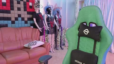 Snapshot of uvrays999 chatting on December 6, 4:14 am Leila online show from December 6, 4:14 am