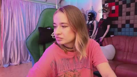 Snapshot of uvrays999 chatting on December 8, 9:19 pm Leila online show from December 8, 9:19 pm