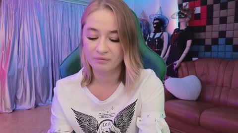 Snapshot of uvrays999 chatting on December 10, 6:01 am Leila online show from December 10, 6:01 am