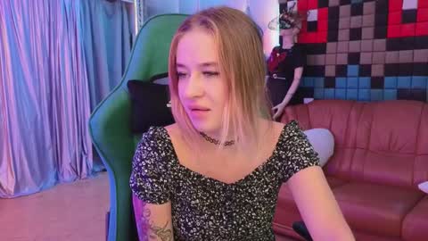 Snapshot of uvrays999 chatting on December 14, 11:56 pm Leila online show from December 14, 11:56 pm