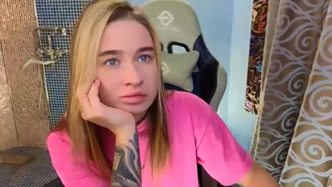 Snapshot of uvrays999 chatting on October 3, 9:34 pm Leila online show from October 3, 9:34 pm