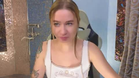 Snapshot of uvrays999 chatting on October 19, 6:30 pm Leila online show from October 19, 6:30 pm