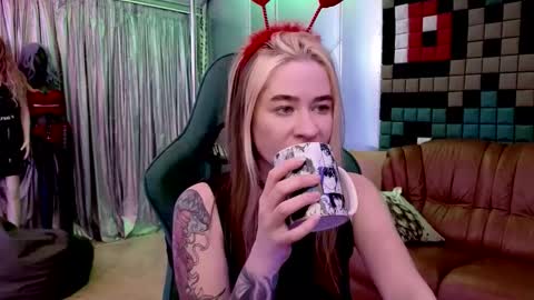 Leila online show from February 2, 8:40 pm