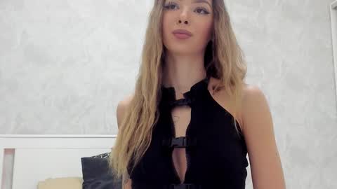 Snapshot of v_deville chatting on October 27, 8:51 am Mia online show from October 27, 8:51 am