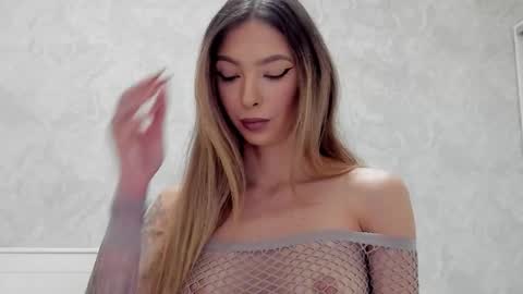 Snapshot of v_deville chatting on October 30, 8:27 am Mia online show from October 30, 8:27 am