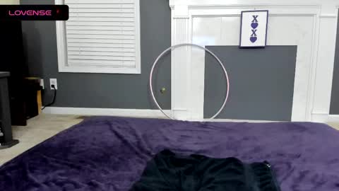Snapshot of v_plays chatting on June 8, 1:28 am V online show from June 8, 1:28 am