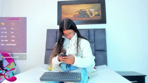 Snapshot of vahiolet_smith chatting on July 23, 12:25 pm Vahiolet smith online show from July 23, 12:25 pm