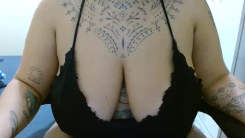 Snapshot of vaholiver chatting on December 20, 2:41 am Vah Oliver online show from December 20, 2:41 am