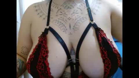 Snapshot of vaholiver chatting on January 29, 11:14 pm Vah Oliver online show from January 29, 11:14 pm