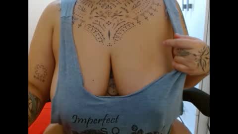 Snapshot of vaholiver chatting on February 10, 7:07 pm Vah Oliver online show from February 10, 7:07 pm