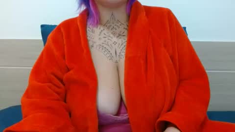 Snapshot of vaholiver chatting on October 15, 3:01 pm Vah Oliver online show from October 15, 3:01 pm