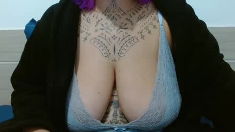 Snapshot of vaholiver chatting on October 19, 10:21 pm Vah Oliver online show from October 19, 10:21 pm