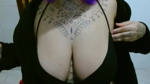 Snapshot of vaholiver chatting on November 5, 3:17 am Vah Oliver online show from November 5, 3:17 am