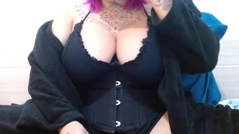 Snapshot of vaholiver chatting on December 2, 12:43 pm Vah Oliver online show from December 2, 12:43 pm