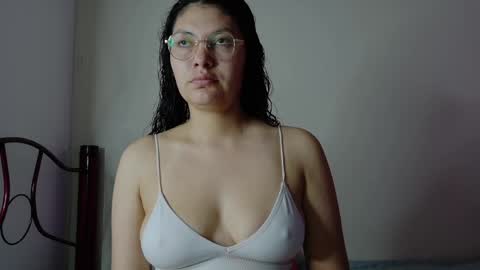Snapshot of vainilla_cam chatting on May 24, 2:05 am Vainilla online show from May 24, 2:05 am