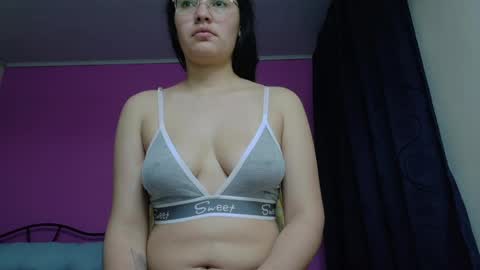 Snapshot of vainilla_cam chatting on June 5, 2:40 am Vainilla online show from June 5, 2:40 am