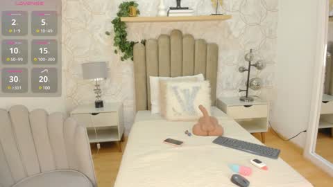 Snapshot of vaiolet__ chatting on December 10, 8:05 pm Vaiolet online show from December 10, 8:05 pm