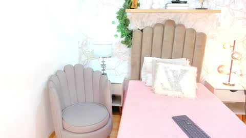 Snapshot of vaiolet__ chatting on February 6, 7:51 pm Vaiolet online show from February 6, 7:51 pm