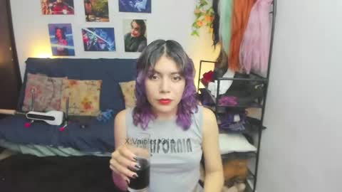 Vaiolet1314 online show from April 19, 3:39 am