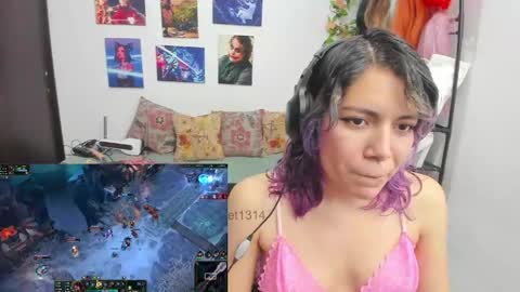 Snapshot of vaioletuwu chatting on May 28, 2:42 am Vaiolet1314 online show from May 28, 2:42 am