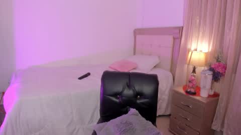 Snapshot of vale_kross chatting on January 30, 4:02 pm HI IM NEW online show from January 30, 4:02 pm