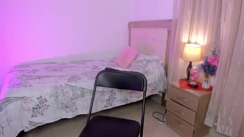 Snapshot of vale_kross chatting on February 27, 2:21 pm HI IM NEW online show from February 27, 2:21 pm