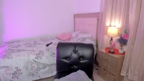 Snapshot of vale_kross chatting on March 7, 3:39 pm HI IM NEW online show from March 7, 3:39 pm