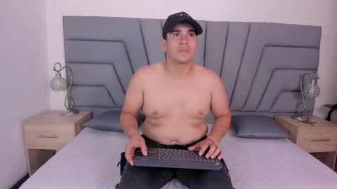 Snapshot of vale_n_matt chatting on October 5, 3:27 am Samantha y Matt online show from October 5, 3:27 am