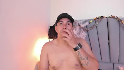 Snapshot of vale_n_matt chatting on October 12, 4:11 am Samantha y Matt online show from October 12, 4:11 am