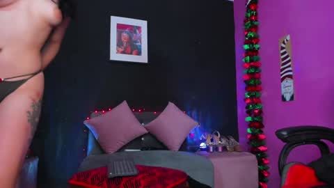 Snapshot of valenmilan chatting on December 7, 3:58 am valentina milan online show from December 7, 3:58 am