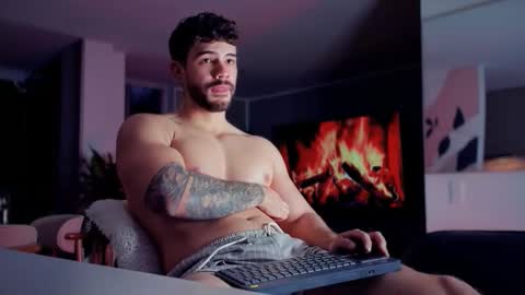 Snapshot of valenthinoking chatting on February 16, 11:23 pm valenthinoking online show from February 16, 11:23 pm