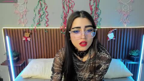 Snapshot of valentina_asmodea chatting on December 19, 3:07 am VALENTINA online show from December 19, 3:07 am