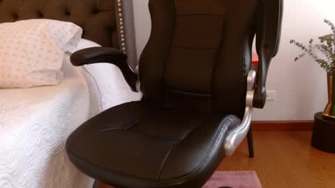 Valen Ferrer online show from April 10, 8:02 pm