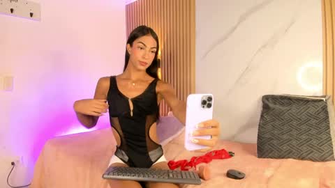 valentinaliux_ online show from April 22, 12:07 pm