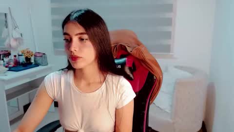 Snapshot of valentinasweet_ chatting on March 6, 1:46 am Valentina online show from March 6, 1:46 am