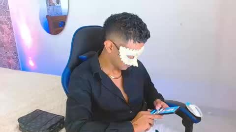 Snapshot of valentino_fs chatting on September 17, 11:39 pm Mistery Guy online show from September 17, 11:39 pm