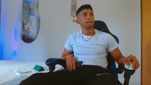 Snapshot of valentino_fs chatting on October 2, 4:47 pm Mistery Guy online show from October 2, 4:47 pm