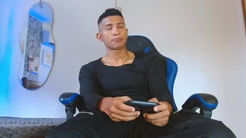 Snapshot of valentino_fs chatting on November 3, 7:48 pm Mistery Guy online show from November 3, 7:48 pm