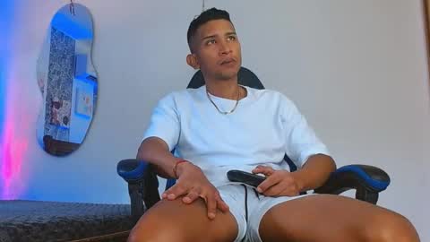 Snapshot of valentino_fs chatting on November 7, 3:45 pm Mistery Guy online show from November 7, 3:45 pm