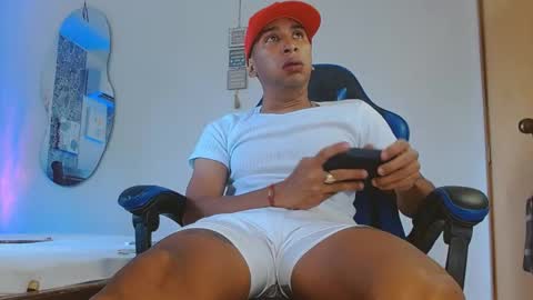 Snapshot of valentino_fs chatting on November 11, 7:58 pm Mistery Guy online show from November 11, 7:58 pm