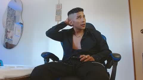 Snapshot of valentino_fs chatting on November 14, 6:28 pm Mistery Guy online show from November 14, 6:28 pm