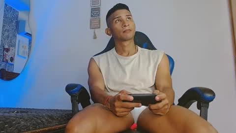 Snapshot of valentino_fs chatting on November 15, 11:32 pm Mistery Guy online show from November 15, 11:32 pm