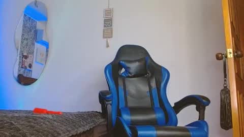 Snapshot of valentino_fs chatting on November 17, 2:17 am Mistery Guy online show from November 17, 2:17 am