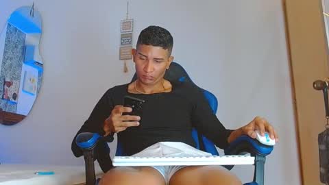 Snapshot of valentino_fs chatting on November 20, 12:33 am Mistery Guy online show from November 20, 12:33 am